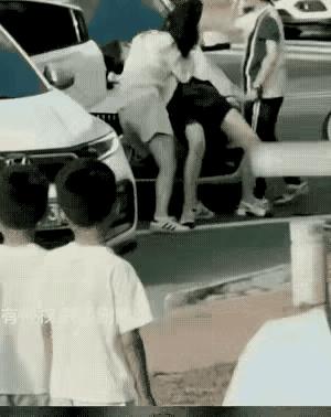 女人何必难为女人了，不知啥原因，两个女子在大庭广众之下打架，本身就是一种低下的素