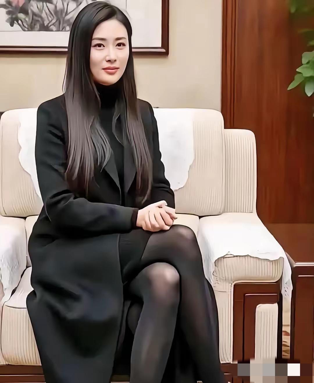 看看她能是什么级别？标准的会议室沙发，感觉在参加会议，或者会见贵宾，标准的坐