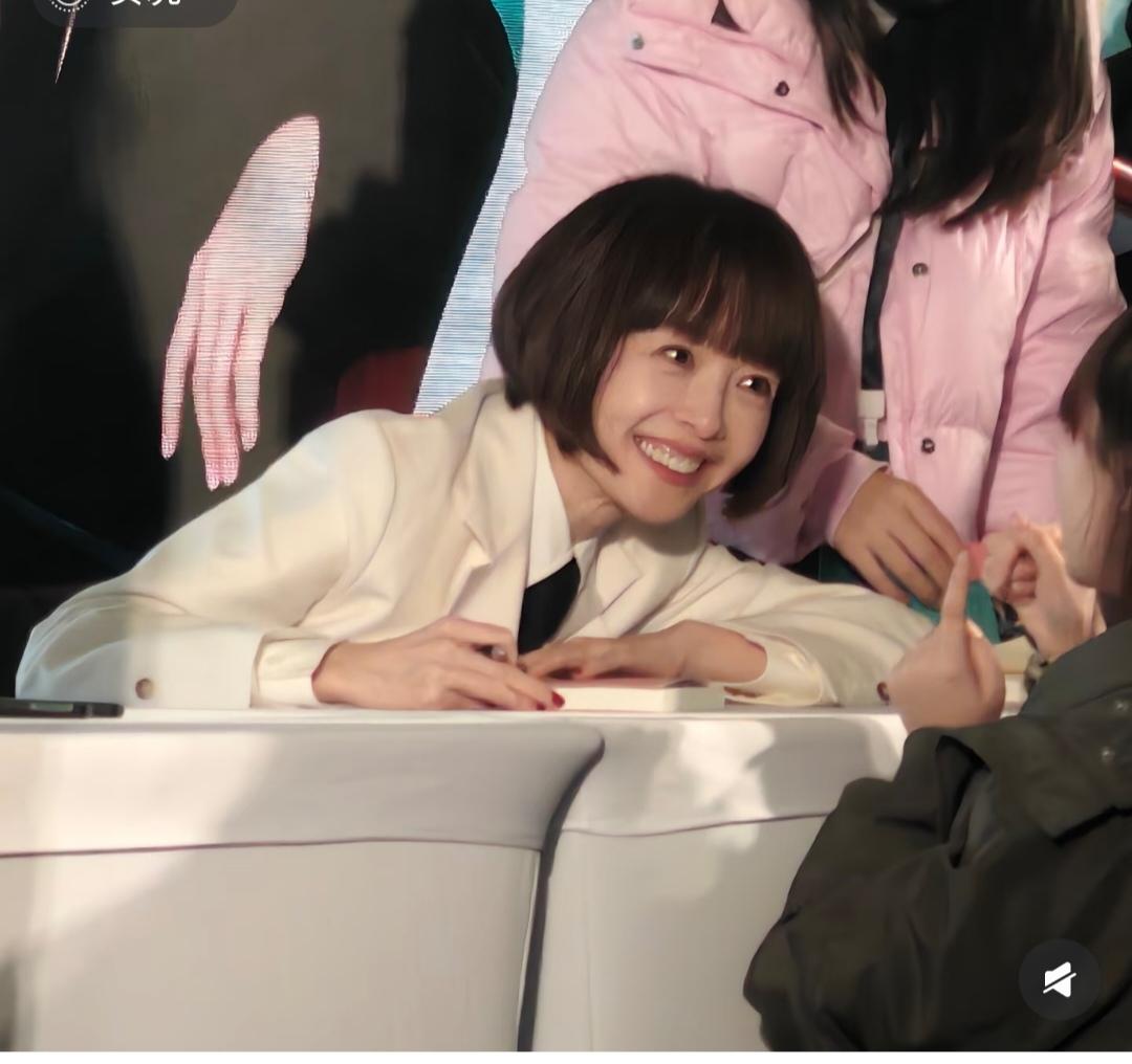 鲁豫，眼里有光，牙齿亮白，精气神。。。