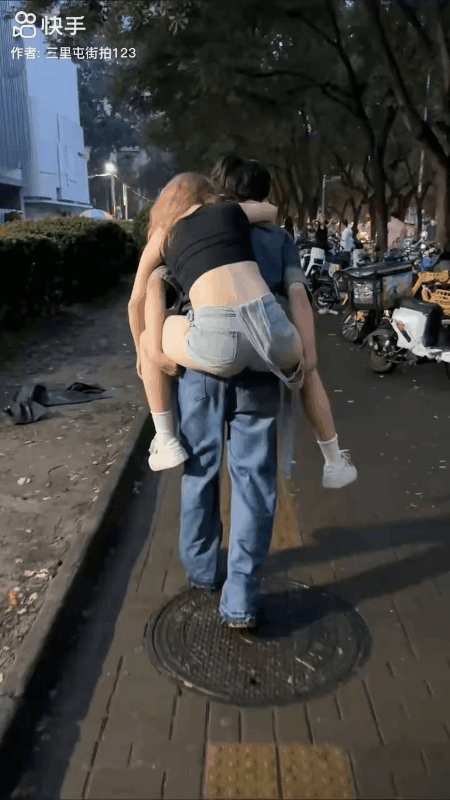 男孩的做法值得赞许！女孩饮酒过量，酩酊大醉，男子决定送她回去，便将她背了起来