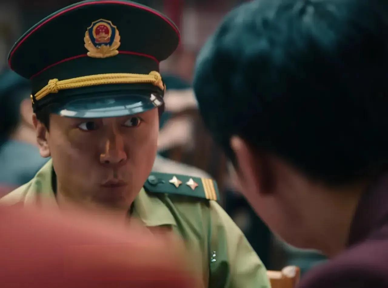追剧巜扫毒风暴》王辉在第一集就出现了，他是卢天赐的证婚人，致辞后就去接老婆，离