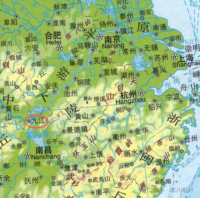 九江在长江中下游的地理格局中确实位置特殊。江水自西浩荡而来，到了这里突然拐向东北