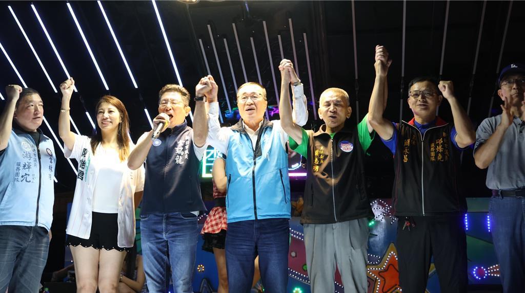 参与中和平安餐会受热烈欢迎李四川帮蓝白小鸡站台国民党新北市长参选人李四川今（