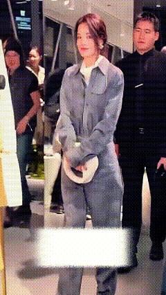 以前被嫌丑的舒淇，现在咋成了顶级女神？讲真，刚出道那会儿她的长相争议老大不小