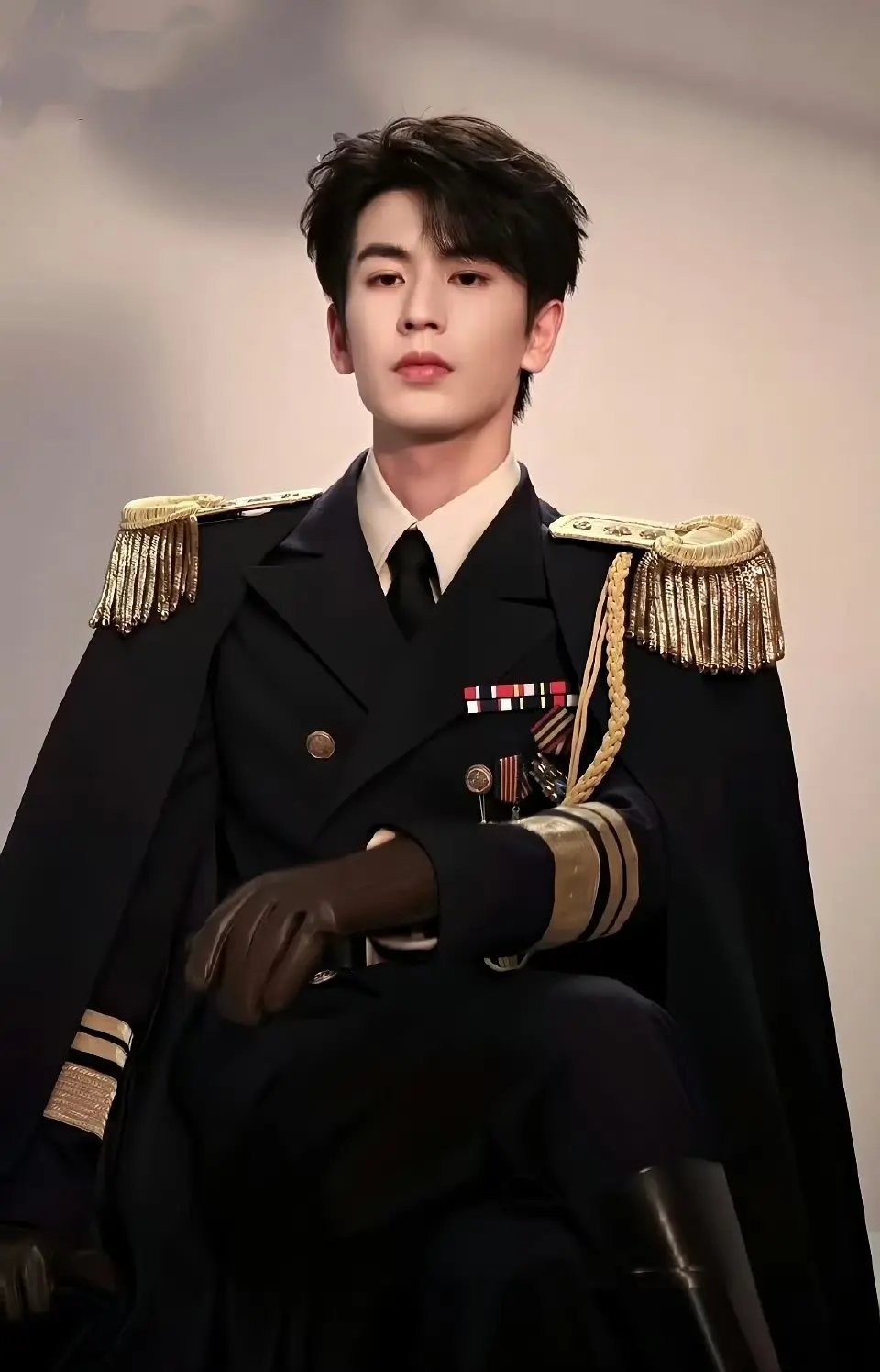 张凌赫小学毕业留影张凌赫小学毕业合照张凌赫小学毕业留影！