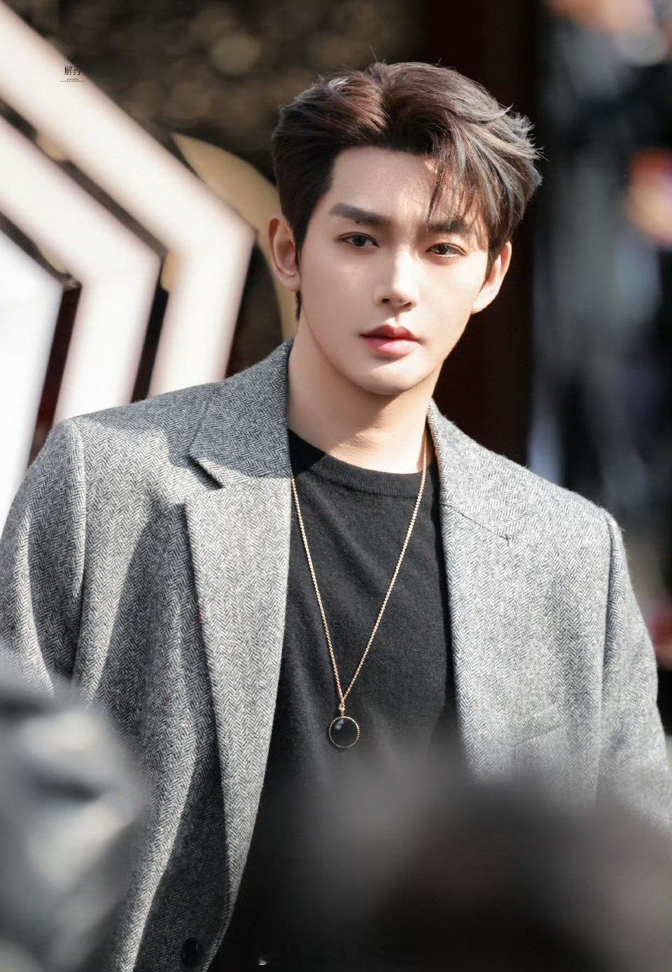 邓为成都迪奥活动顶光都这么好看，好权威的一张脸