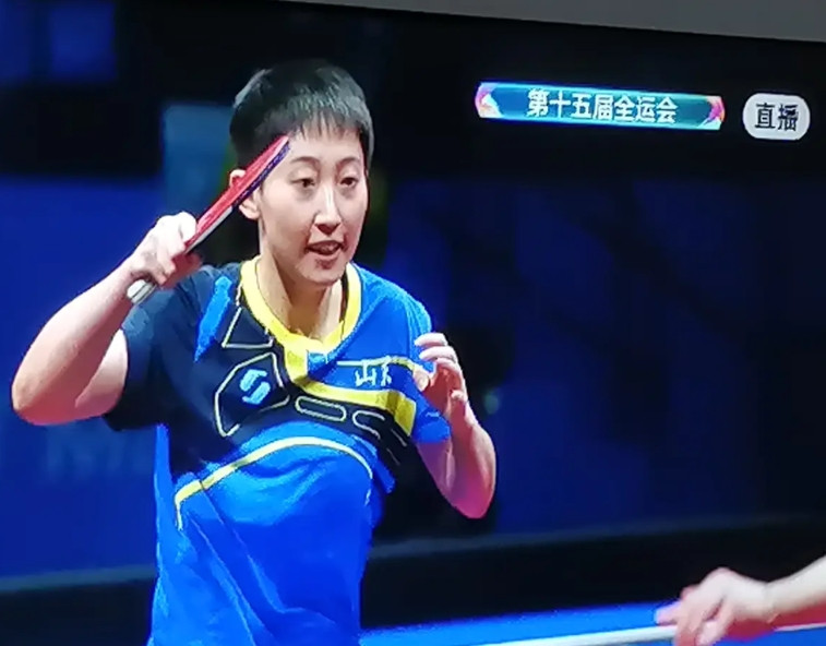 范思琦能在0:2落后情况下逆转翻盘战胜何卓佳，为山东队夺冠立功。原因并非使用新的