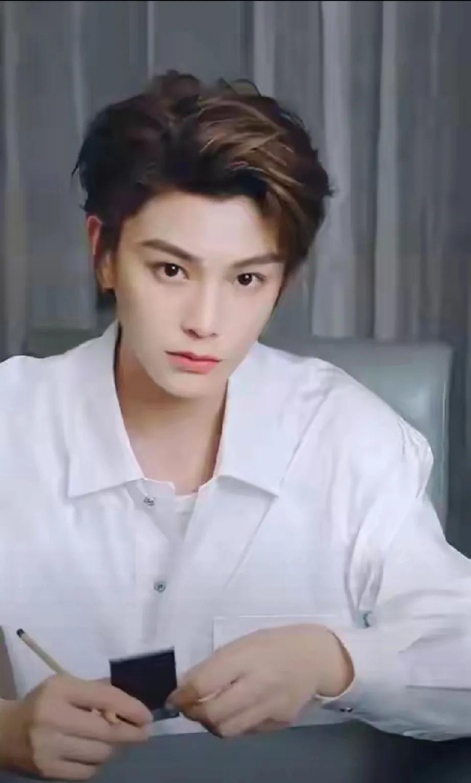 内娱炸锅了！当别人还在靠绯闻上热搜时，丁禹兮直接甩出“王炸”——以本名丁舟杰亮相