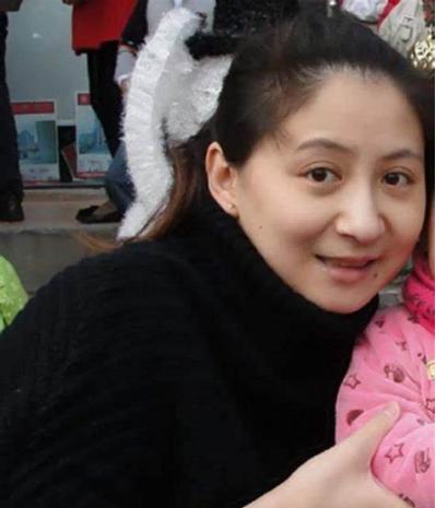 那天夜里十一点多，赵本山刚从片场回来，后颈还沾着片场的灰尘，手指在被子上捏出几道