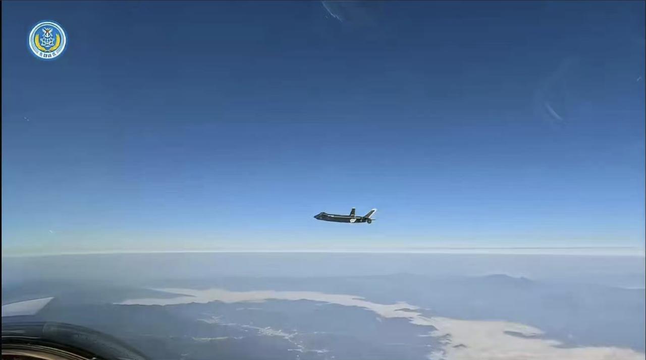 美军担心的事情发生了！歼20战机编队现身台岛关渡平原，美制雷达毫无反应，可轻松