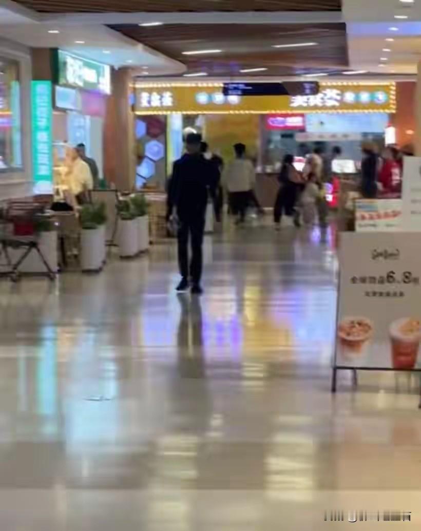 12月17日晚，广东珠海横琴励骏庞都广场出大事了！网友发布的现场视频里，一个穿黑