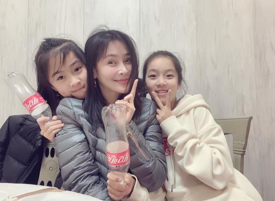 <em>于明加</em>出道后塑造不少经典角色，给观众留下深刻印象。近日，她晒出祖孙三代合照。照片