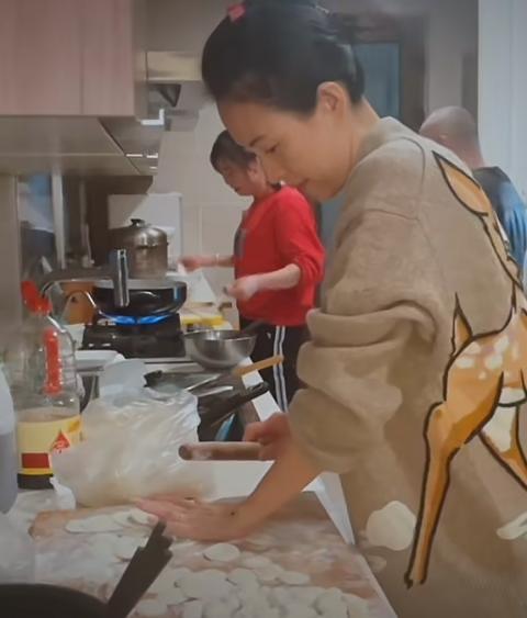 2022年2月14日，章子怡回到北京娘家，在厨房和老父亲一起包饺子的照片，当时她