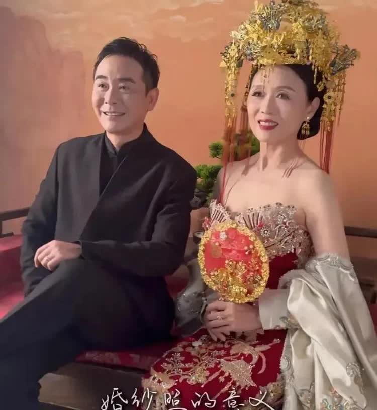 63岁的黄梅戏艺术家吴琼和48岁老公阮巡拍婚纱照，这画面太美好。他俩的婚姻历