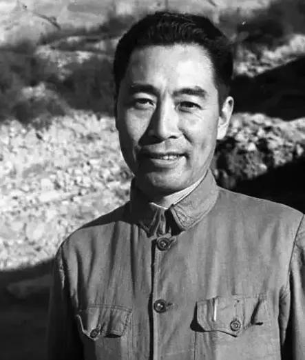 1954年，国务院召开会议。结束后，工作人员说周总理请吃饭，大家非常开心。没想到