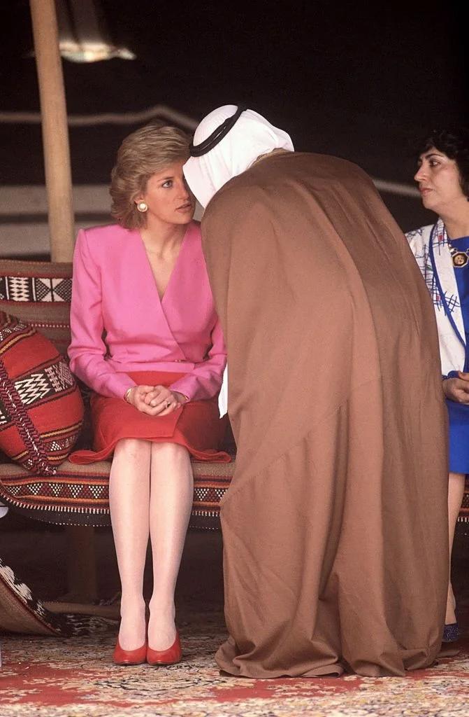1989年戴安娜王妃出访科威特的这组旧照真的百看不厌！这套吸睛度满满的粉