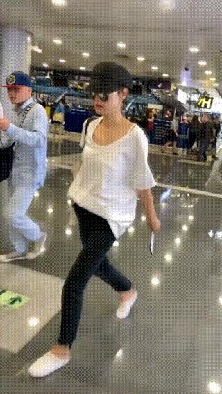 曾经和文章恩爱有加，离婚多年后，如今48岁的马伊琍，却被拍到弯腰驼背、身形消
