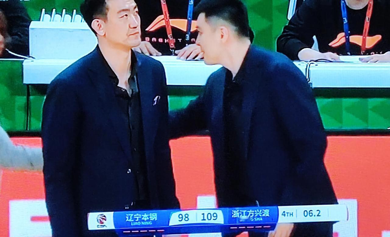 回到主场的辽宁队，也只能抵抗一节半，可见今年的广厦确实强大。回想青岛差点拿下广