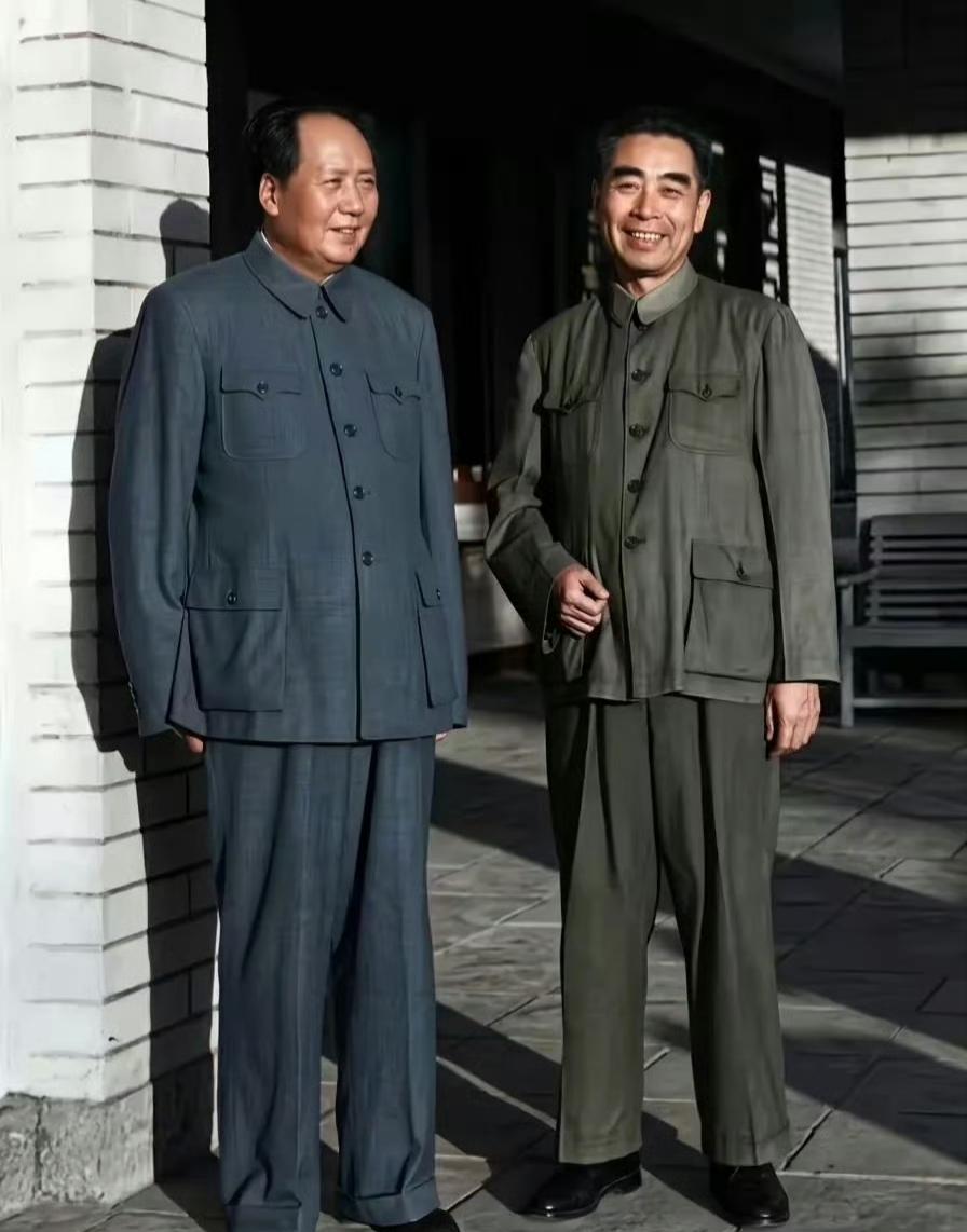 这是毛主席专职摄影师吕厚民抓拍的一张照片，1953年9月北京中南海怀仁堂，中央人