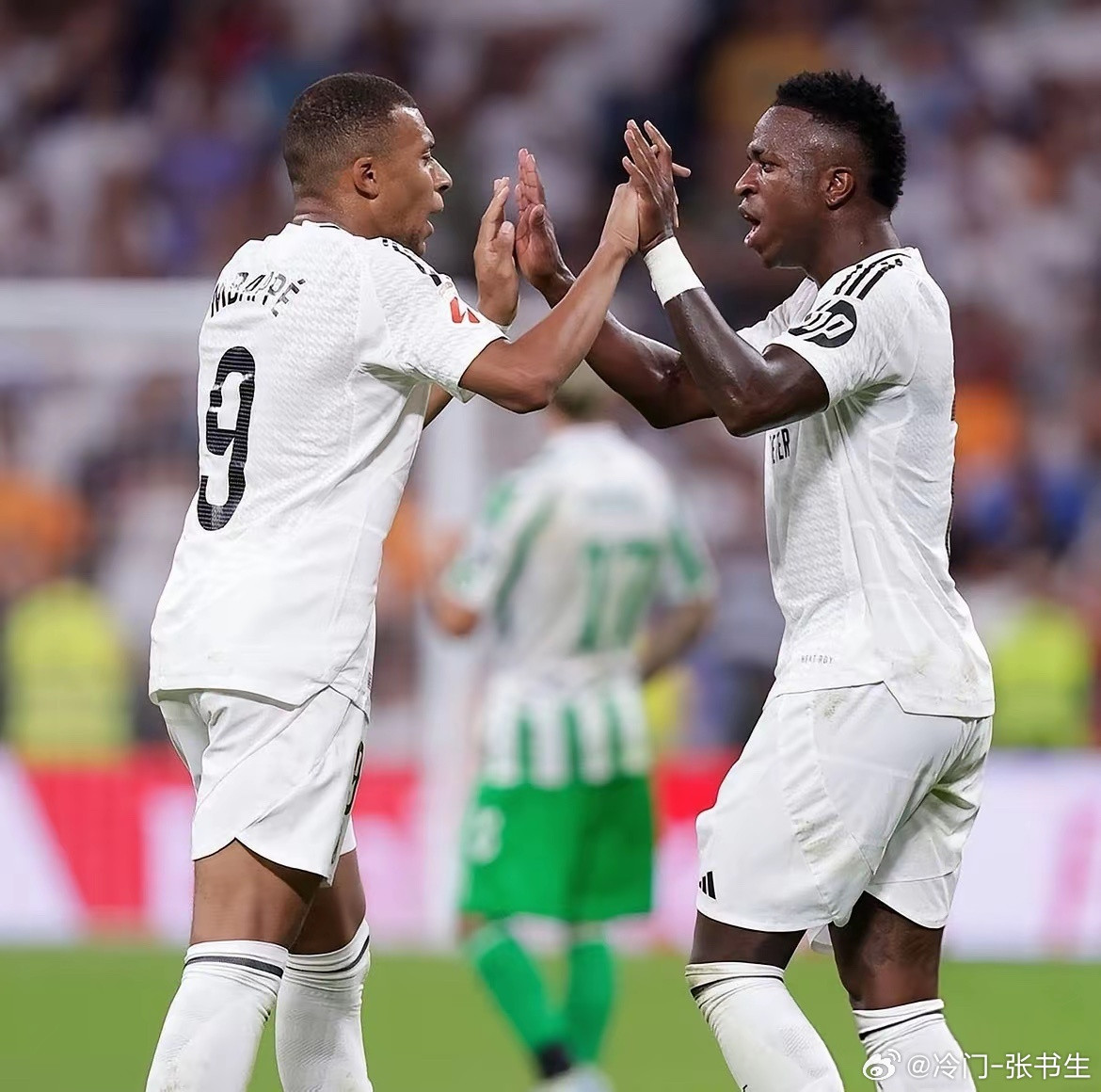 皇马全力留维尼修斯？有球迷笑称不如卖姆巴佩。罗马诺确认，皇马正积极推动维尼修斯续