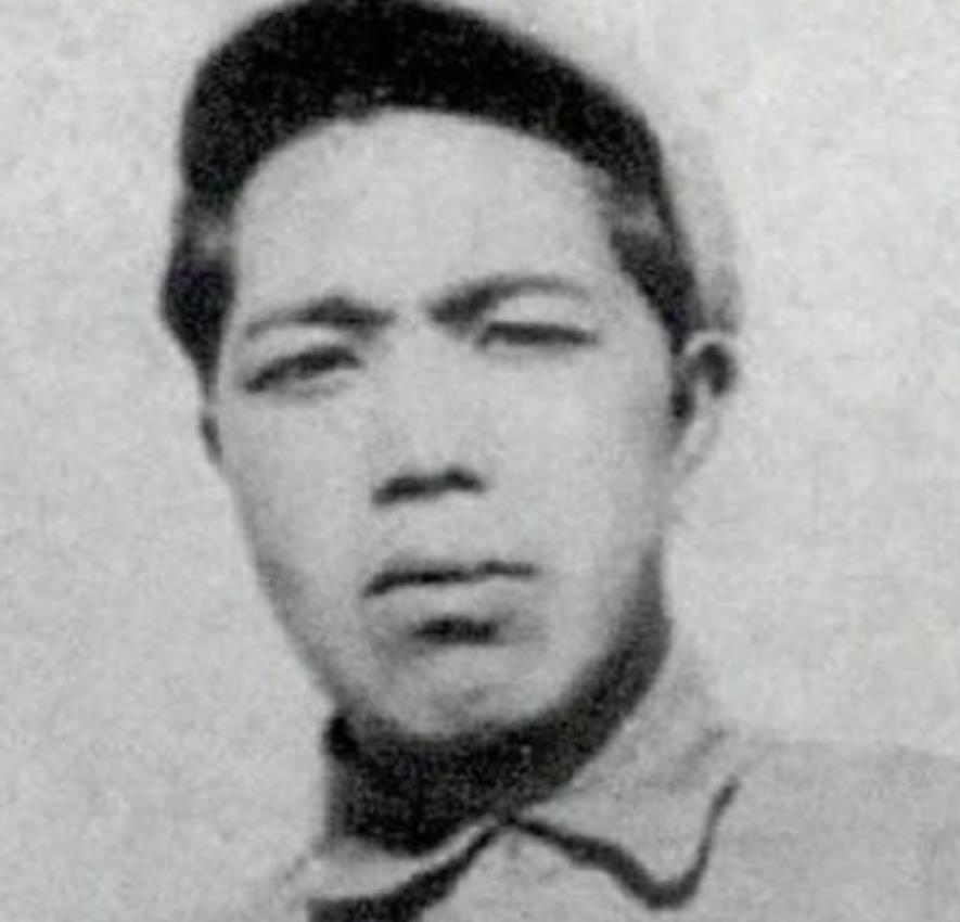 1941年12月，日本兵松野觉被俘，他突然去拉新四军战士腰间挂着的手榴弹，一个战