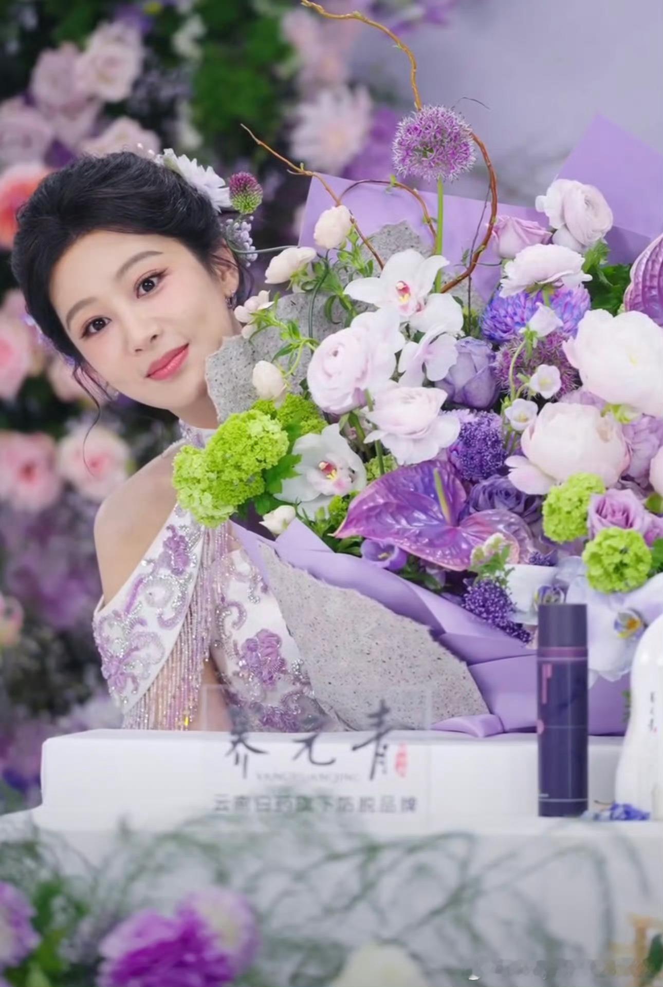 杨紫可可爱爱的杨紫，谁不喜欢呢？你们说对吧！喜欢杨紫吗？喜欢她就多支持她了啦！