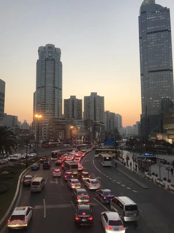 现在房价下跌，纯属是2020年、2021年那波房价在不应该上涨的时候，涨了，所以