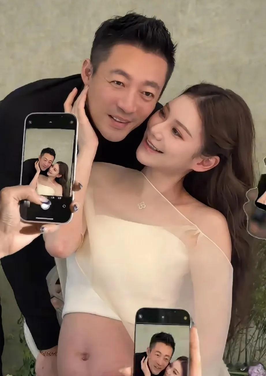 马筱梅更新动态，晒孕肚照！老父亲汪小菲一脸幸福，马筱梅状态简直不要太好。孕晚