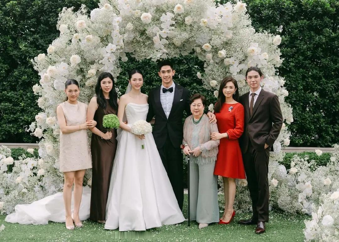吴婉芳公开次子婚礼现场照，穿红裙现身明艳大方，挽着婆婆站中间！