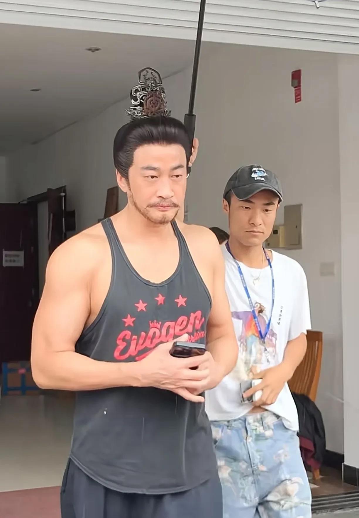 何润东刚下班就被粉丝拍到这么好身材的画面，这肌肉，真的太帅了，这才符合男人强壮，