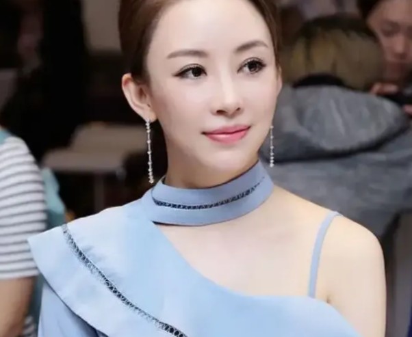 2016年，34岁的“九球天后”潘晓婷公开征婚，身家10亿的她提出三个条件：身高