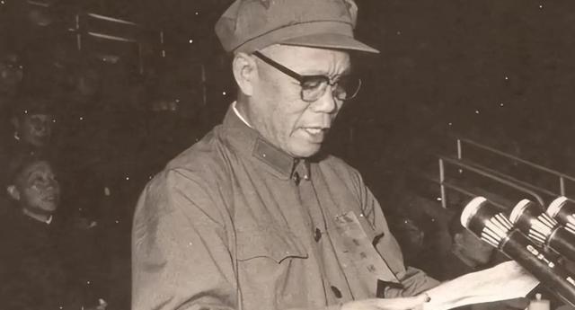 1972年6月，福州军区司令韩先楚上将叫来秘书，嘱咐：“你去汤井巷招待所，宣布一