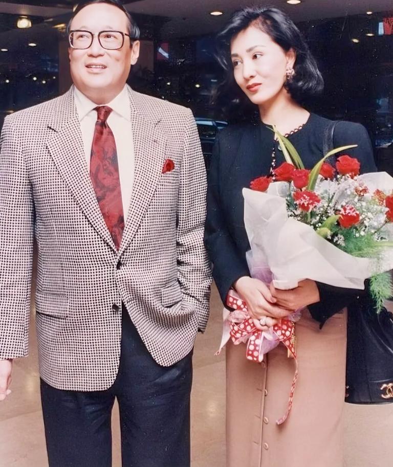 1995年，香港富豪赵世光甩出1000万，要妻子何莉莉签字离婚，何莉莉硬是没收，