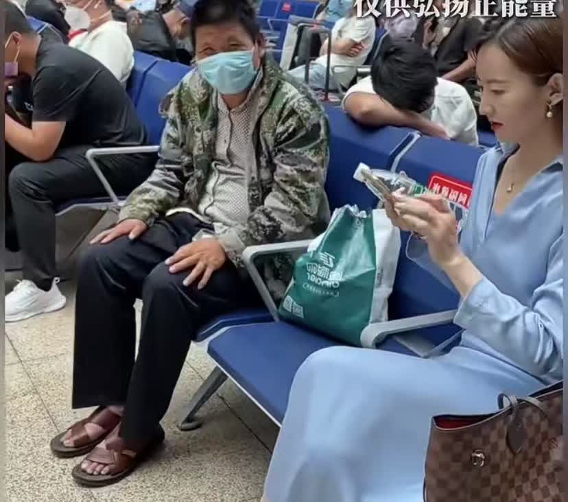 被这一幕给感动坏了！在外务工的父亲在高铁路等火车的时候，拜托身边的女士帮
