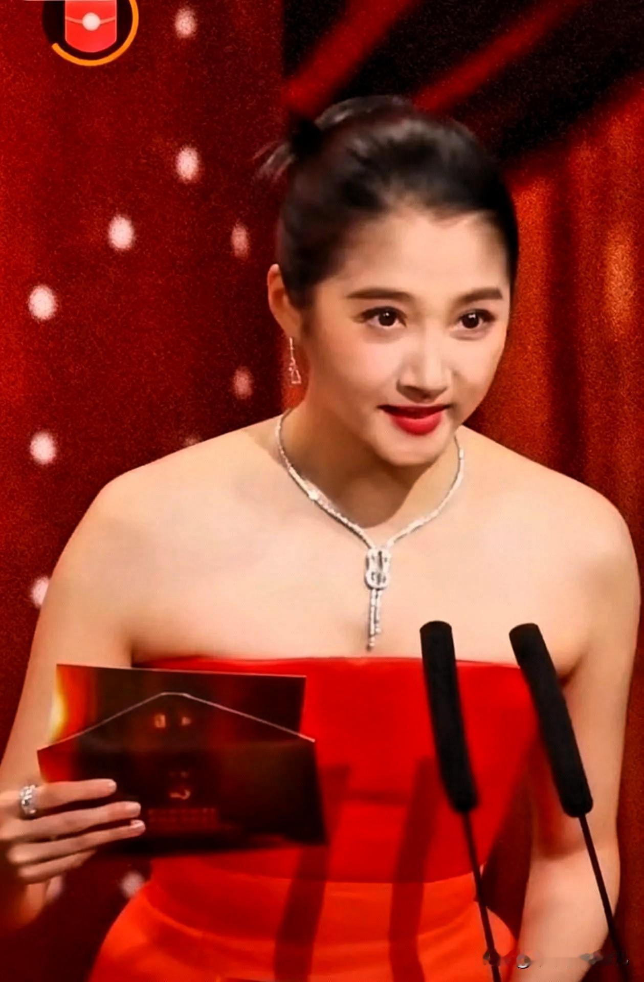 一觉睡醒是不是全网都知道了。昨晚金鸡奖颁奖晚会，关晓彤一袭高定礼服亮相