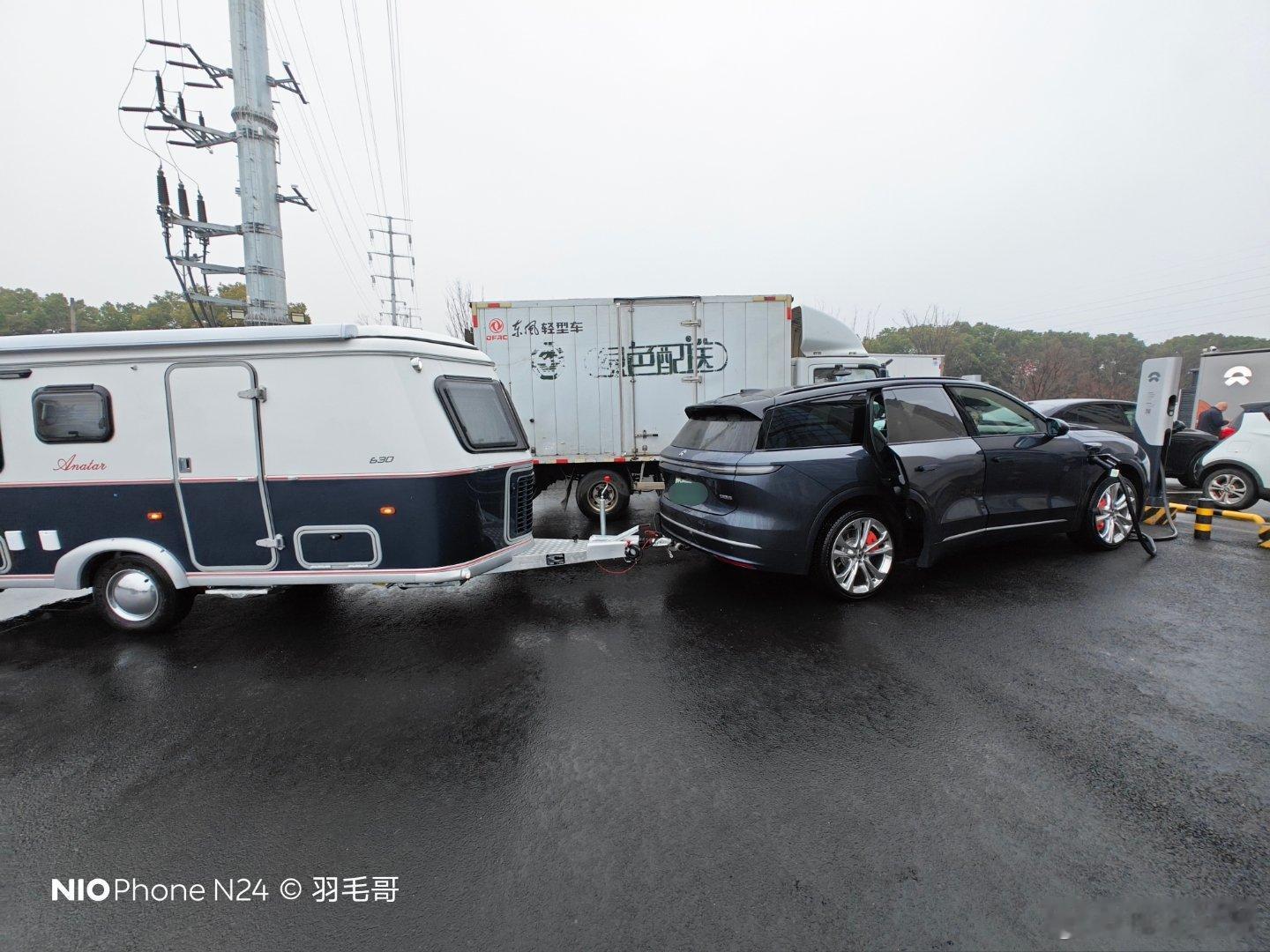 这两天一直在开es8拖房车，没太空关注春节各家卖车内卷工况。首次开着蔚来es8拖