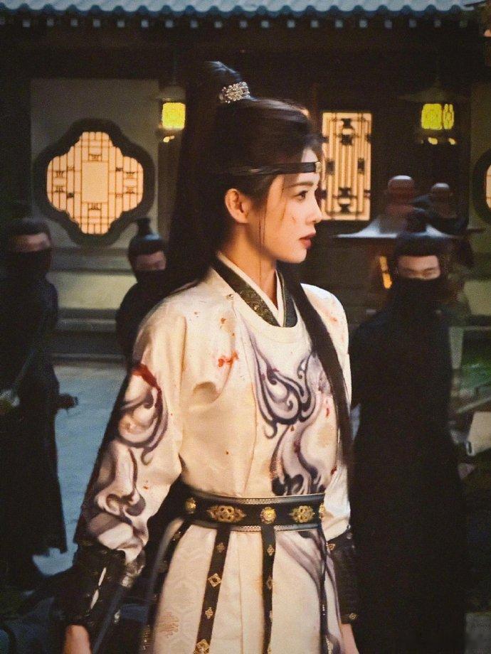 看到白鹿战损妆就知道又要开虐了战损妆的细节太戳人！血迹和伤痕的布置都很有画面感