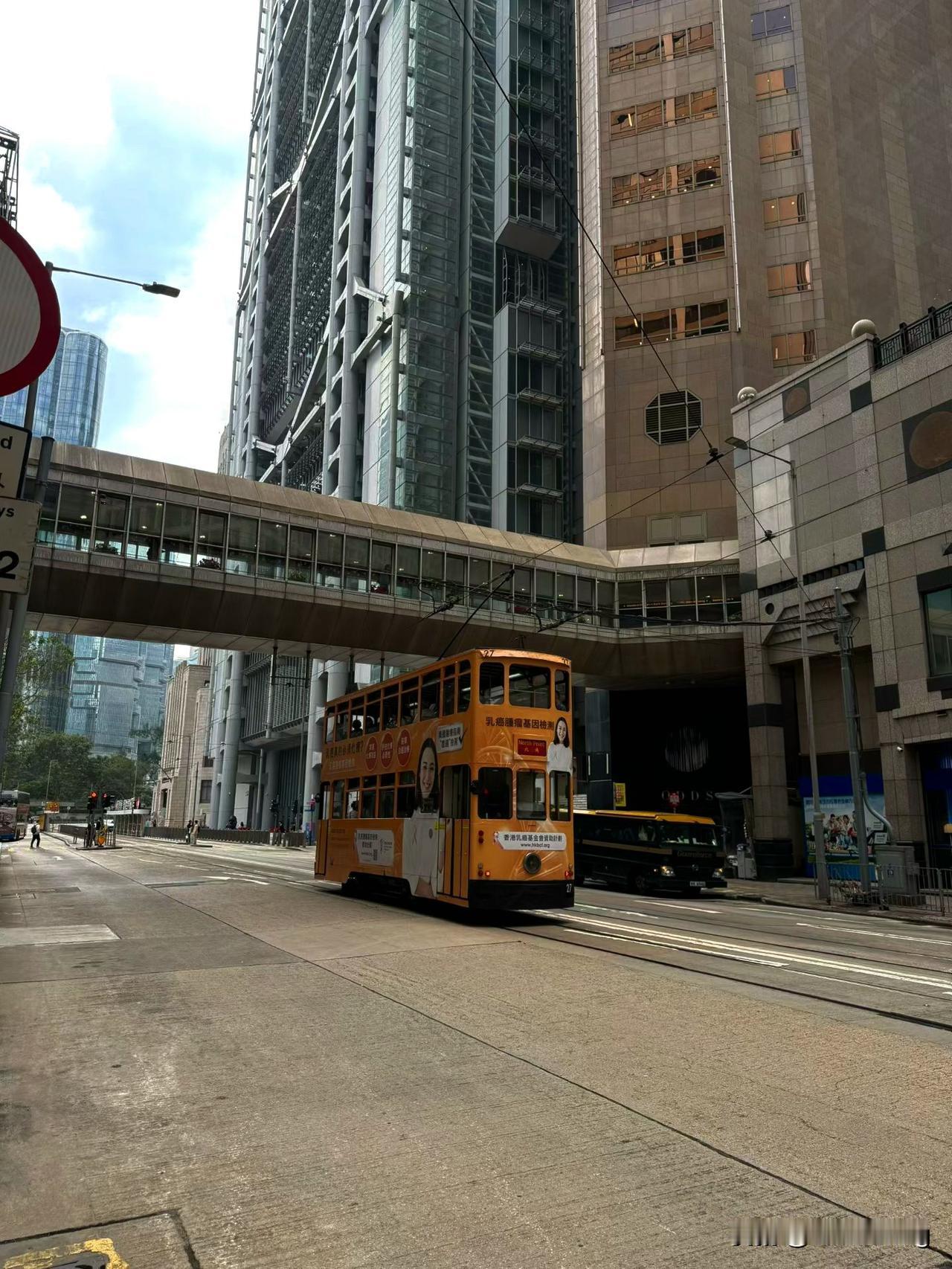 很高兴祖国强大以后，香港也要进入科技时代了。从香港街头的出租车开始变革。我们可