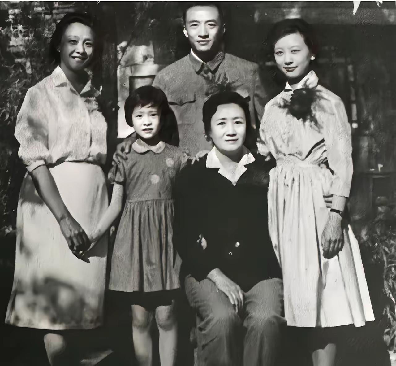 1970年，董竹君狱中过70大寿大哭，得狱友安慰后，立志活着出狱，出狱1年逆袭。