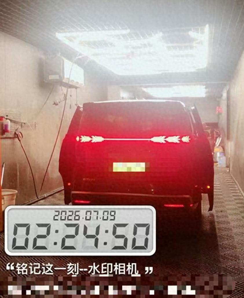 “这就是‘一泡屎’的代价！”7月11日极目新闻报道，广东深圳，一名专车师傅半夜送