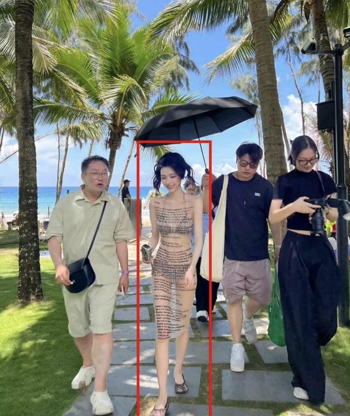 这得是不到90斤才能穿出这效果吧，女明星太不容易了[哭哭]