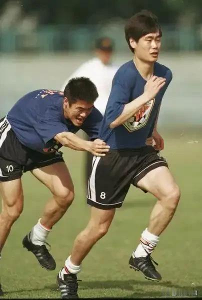 1975年出生的李霄鹏，是山东泰山队史最具代表性的“忠橙”球员，却在2005年3