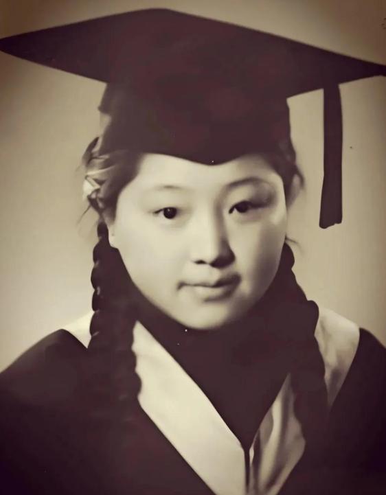 1968年，物理学家钱三强被下放到陕西，一天，他下地干活，转头看到一个女人佝偻着