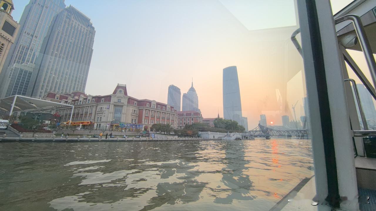 为了看海河，到天津旅游，我特意选了从青岛乘火车去“天津”站下车，并且在海河附近租