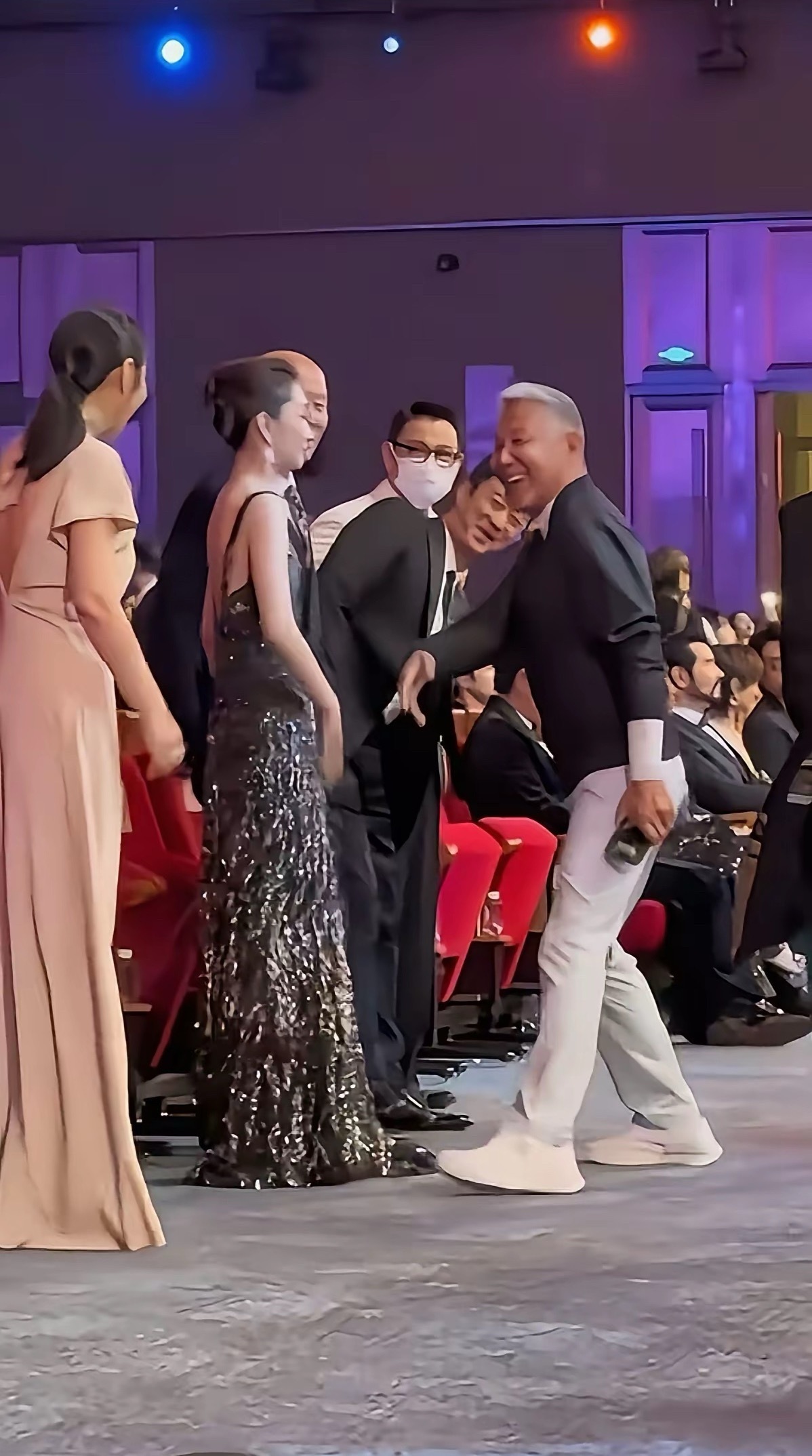 陈道明老师在娱乐圈的地位太顶了，他一出场，天王刘德华都要站起来，相视而立。