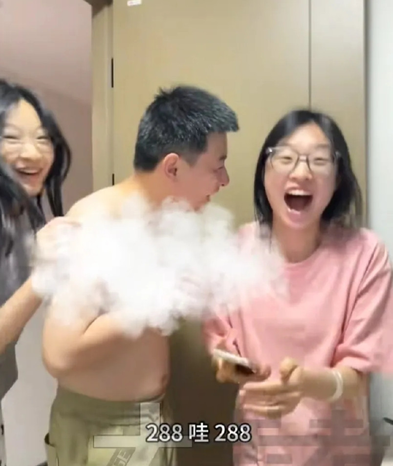 “哇，288分！”6月25日，河南一女孩查到自己的高考分数，激动的张大嘴巴喊出声