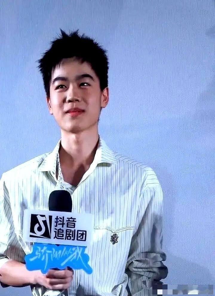 16岁182cm，他让165cm的赵今麦成了全网最萌“小矮人”。《骄阳似我》发布