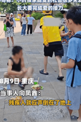 这一刻你就是英雄！重庆街头，一残疾小伙晕倒周围没一个敢上前，怎料，路过送餐的外卖