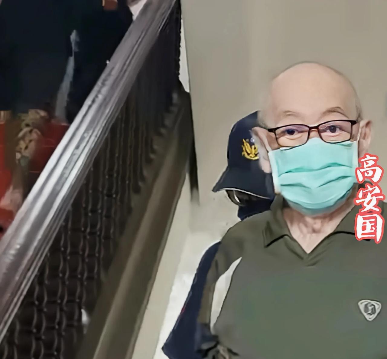 高安国将军真是铁骨铮铮，被羁押期间，有一次绿媒故意给他“挖坑”，问：“会后悔投阿
