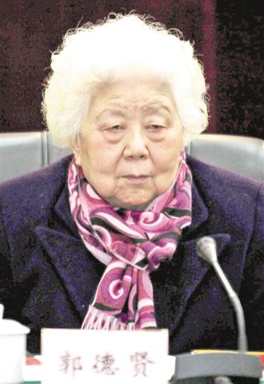 1949年黎明前夜，200多位革命志士惨遭杀害，可有个女人背着儿子、牵着女儿，从